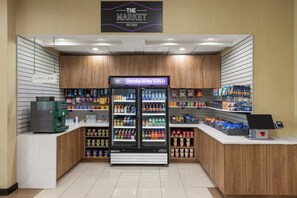 Marketeissa on usein kahvilatiski ja kylmät juomat, ja ne sijaitsevat yleensä tilavassa osiossa, jossa on puupanelointi ja selkeä, järjestelmällinen pohjaratkaisu.