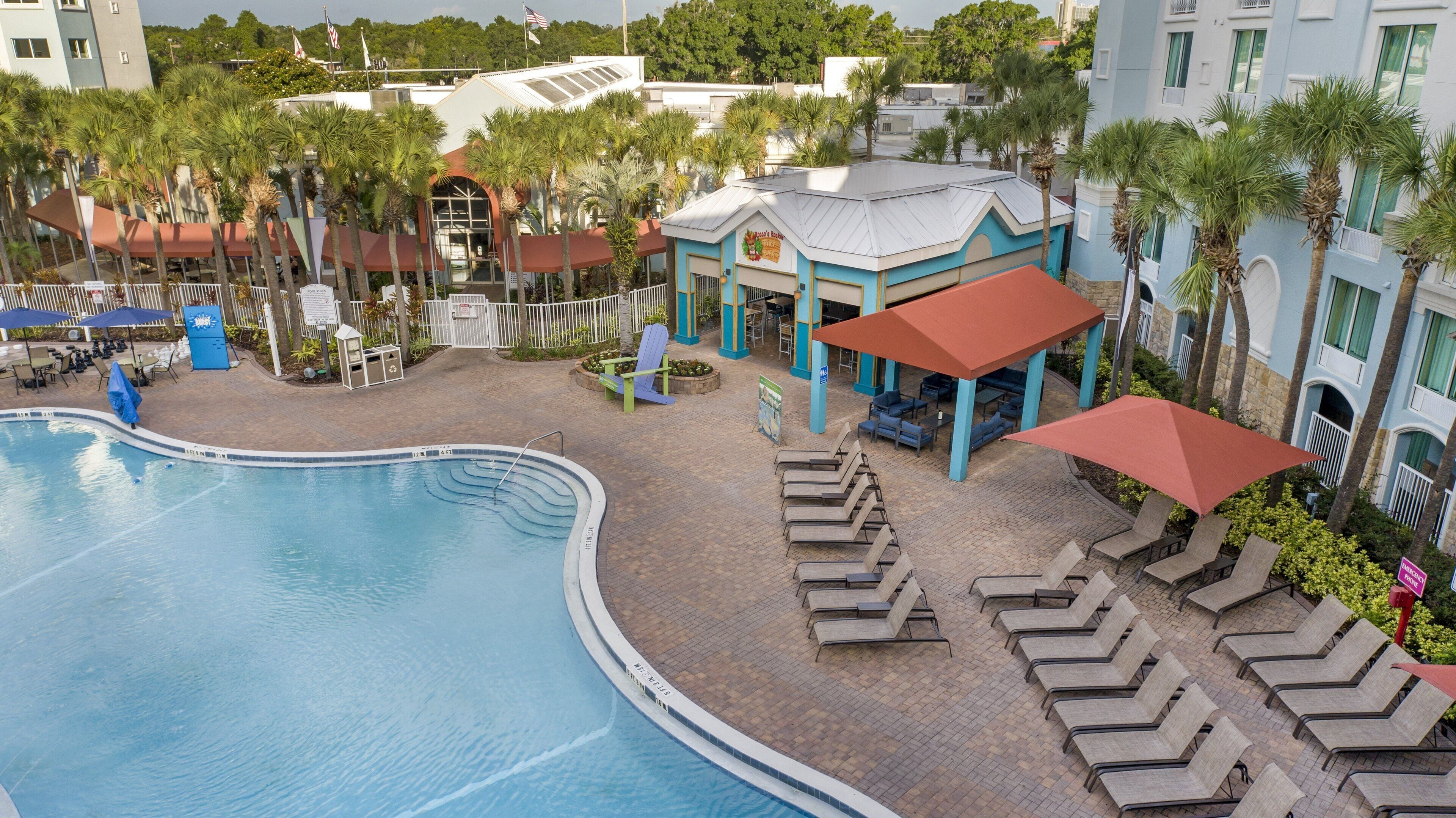 室外游泳池，恒温泳池，池畔遮阳伞，日光浴躺椅