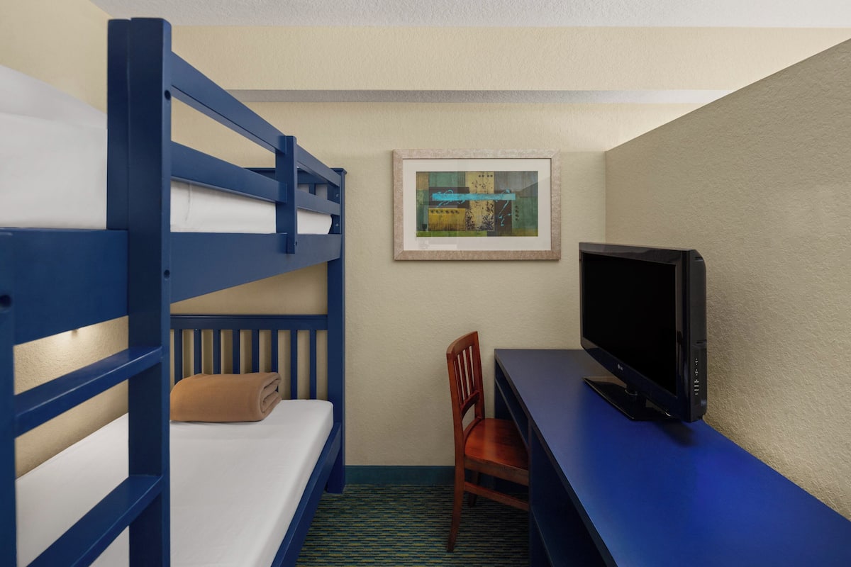 Suite, Mehrere Betten | Hochwertige Bettwaren, Pillowtop-Betten, Zimmersafe, Schreibtisch