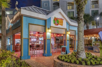 Pool views, serves breakfast, lunch, and dinner at Holiday Inn Resort Orlando - Lake Buena Vista, an IHG Hotel