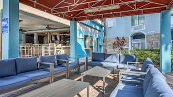 Con vista a la piscina, se sirven almuerzos, cenas y happy hour