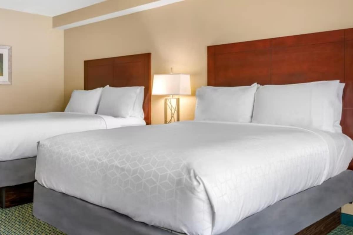 Standard Room, 2 Queen Beds (Exterior) | Premium bedding, pillow-top beds, in-room safe, desk