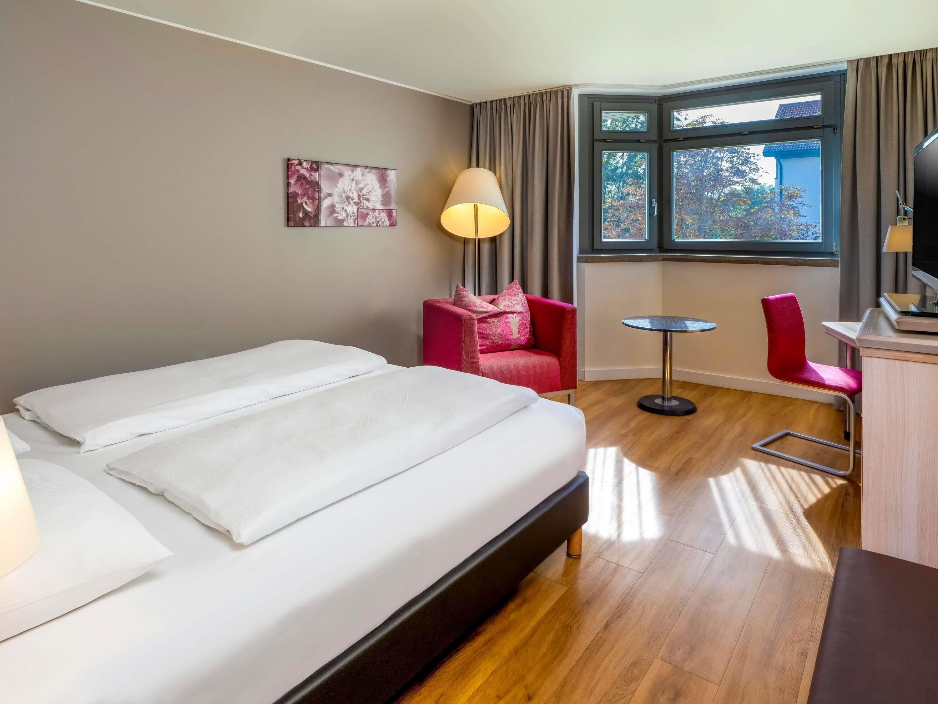 Minibar, coffres-forts dans les chambres, bureau