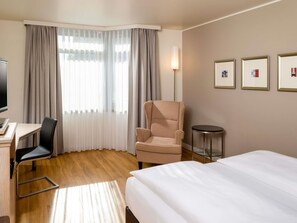 Minibar, coffres-forts dans les chambres, bureau