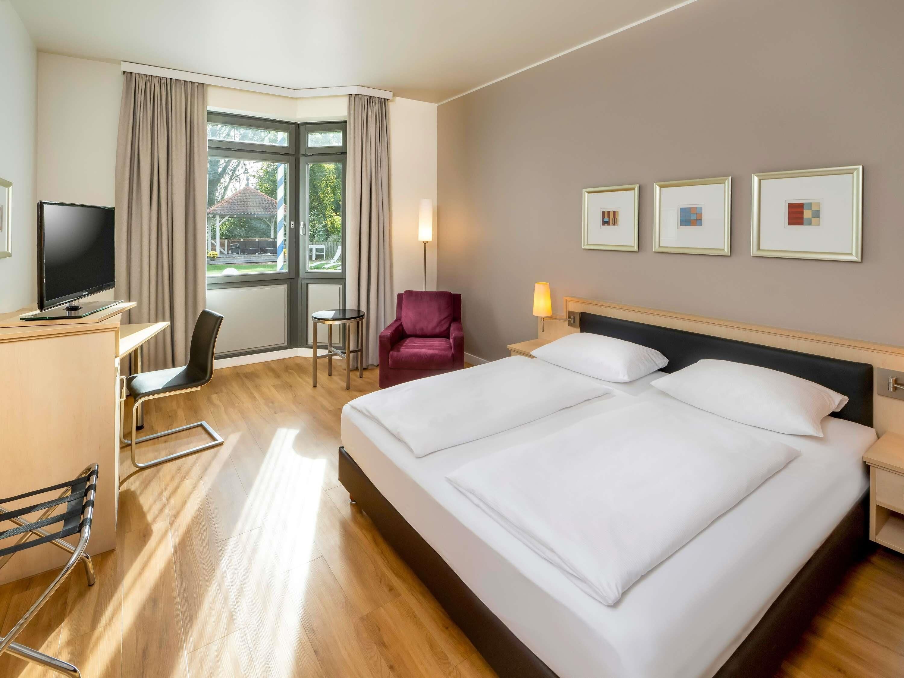 Familienzimmer, 2 Doppelbetten, Verbindungszimmer | Minibar, Zimmersafe, Schreibtisch, laptopgeeigneter Arbeitsplatz