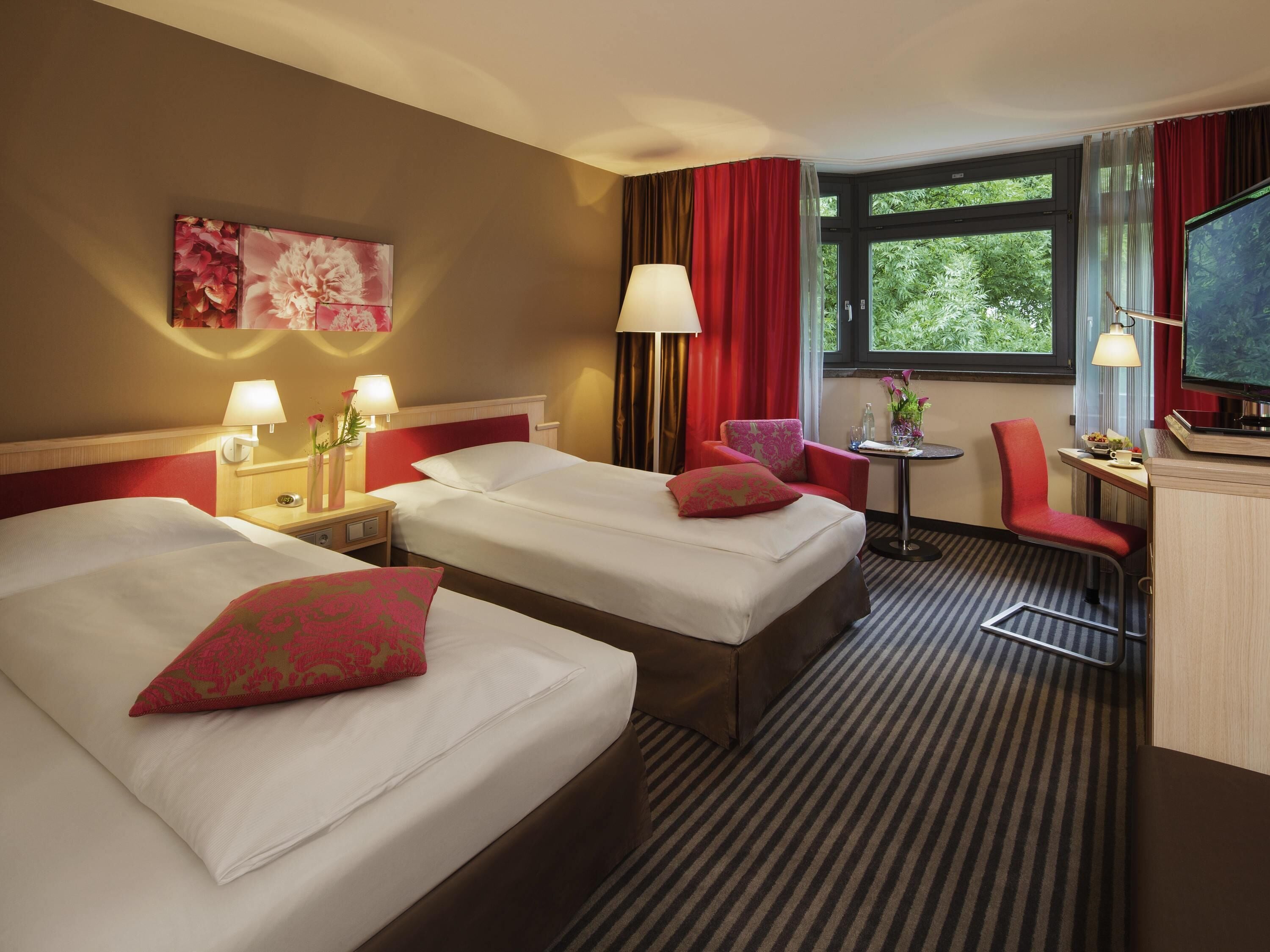 迷你吧、客房內保險箱、書桌、筆電工作空間