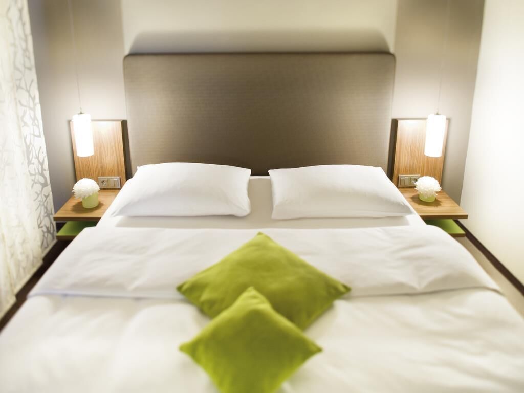 Premium kamer, 1 kingsize bed | Een minibar, een kluis op de kamer, een bureau, een laptopwerkplek