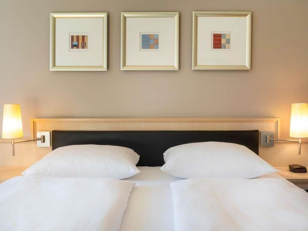 Minibar, coffres-forts dans les chambres, bureau