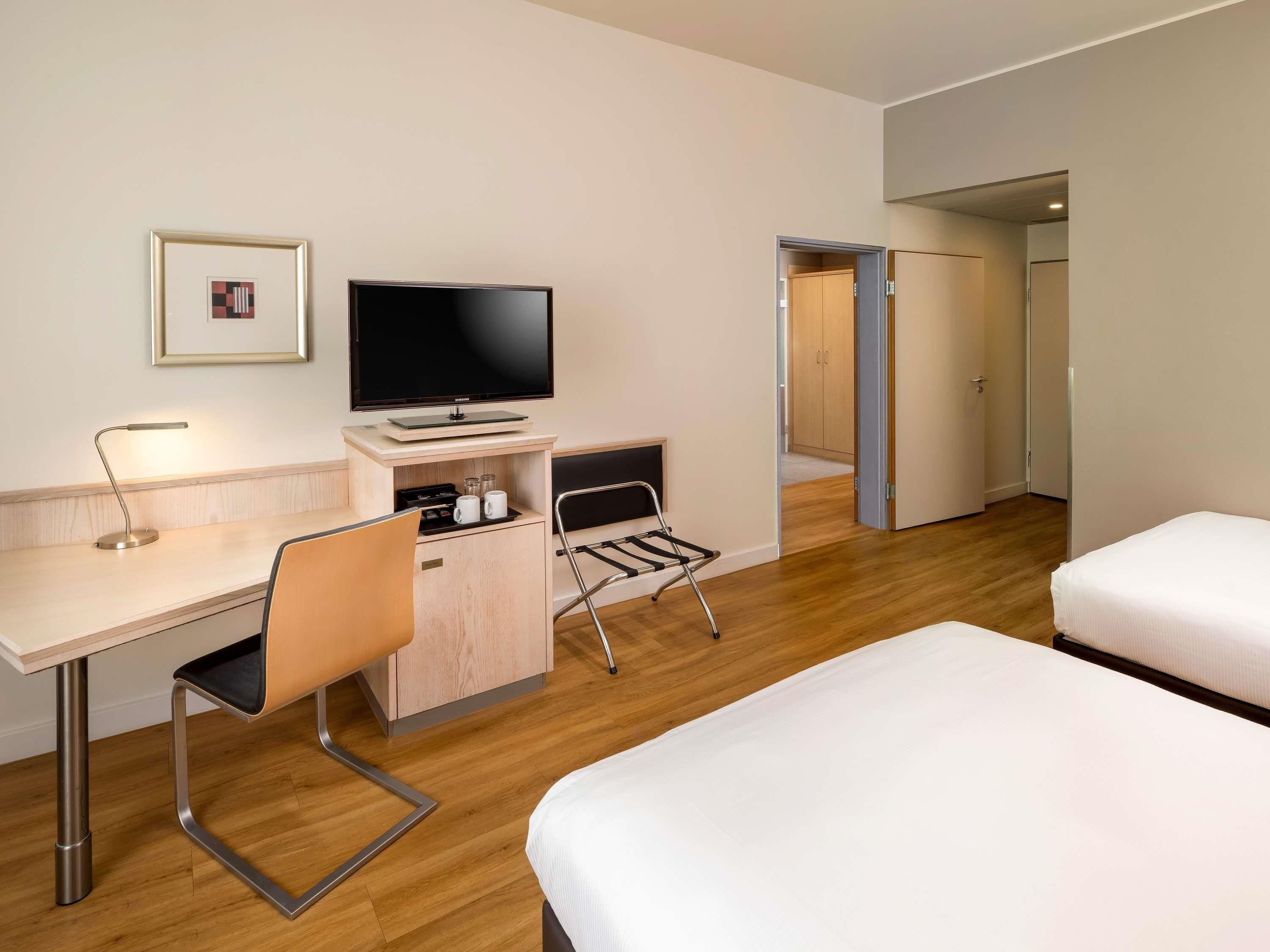Familiekamer, 2 tweepersoonsbedden, kamers met tussendeur | Een minibar, een kluis op de kamer, een bureau, een laptopwerkplek