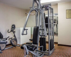 Fitness facility - Rodeway Inn Macarthur Airport (Ronkonkoma)