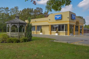 Coffee service - Rodeway Inn Macarthur Airport (Ronkonkoma)