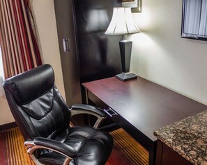 Free cribs/infant beds, rollaway beds, free WiFi, bed sheets - Rodeway Inn Macarthur Airport (Ronkonkoma)