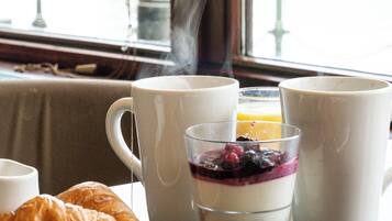 فطور مُعَد للتناول بالخارج يوميًا بتكلفة قدرها (15.95 GBP للشخص)