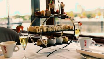 Bar (trong khuôn viên)