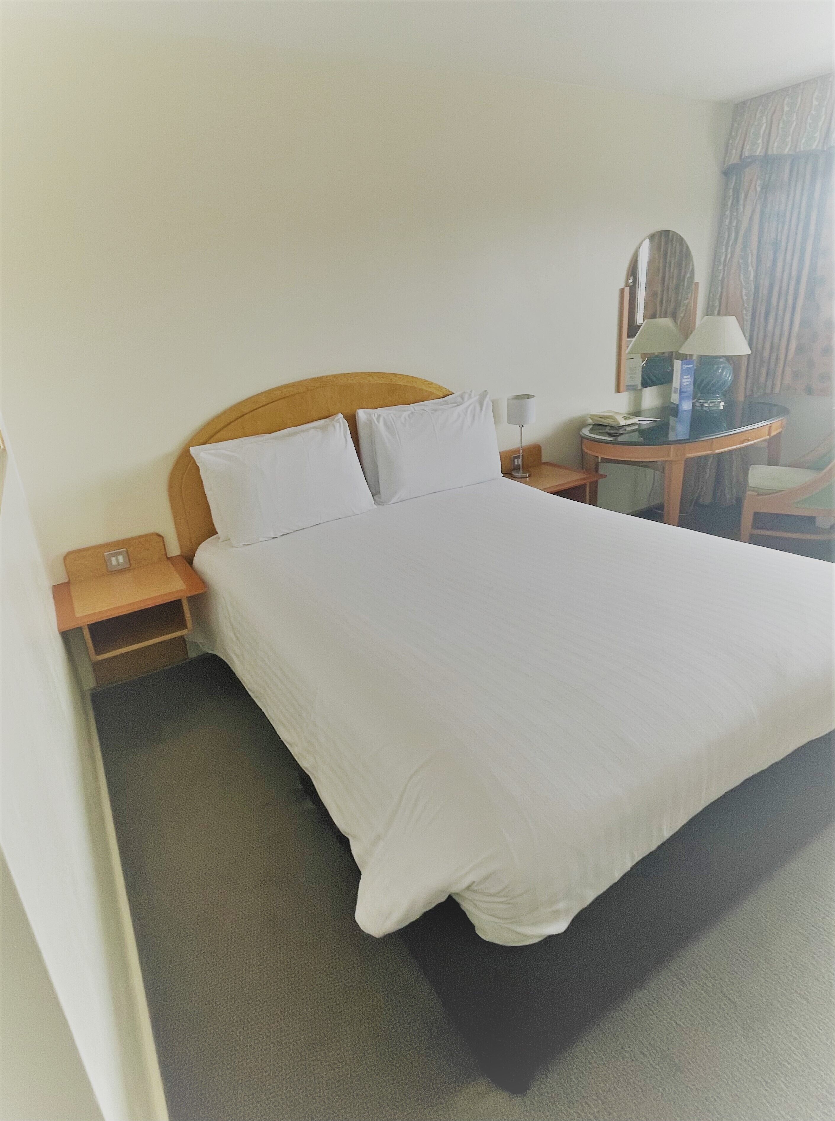 Dobbeltrom – standard | Safe på rommet, skrivebord, blendingsgardiner og strykejern/-brett