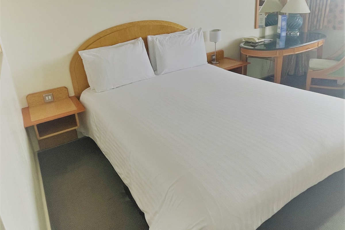 Dobbeltrom – standard | Safe på rommet, skrivebord, blendingsgardiner og strykejern/-brett