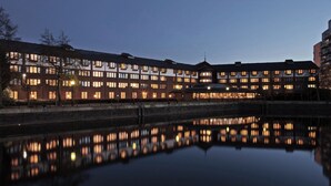 A multi-story hotel with a reflective pool in the foreground. - Copthorne Hotel Manchester Salford Quays (Salford)