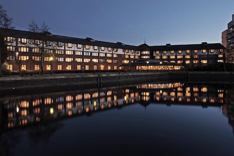 Exterior. Copthorne Hotel Manchester Salford Quays