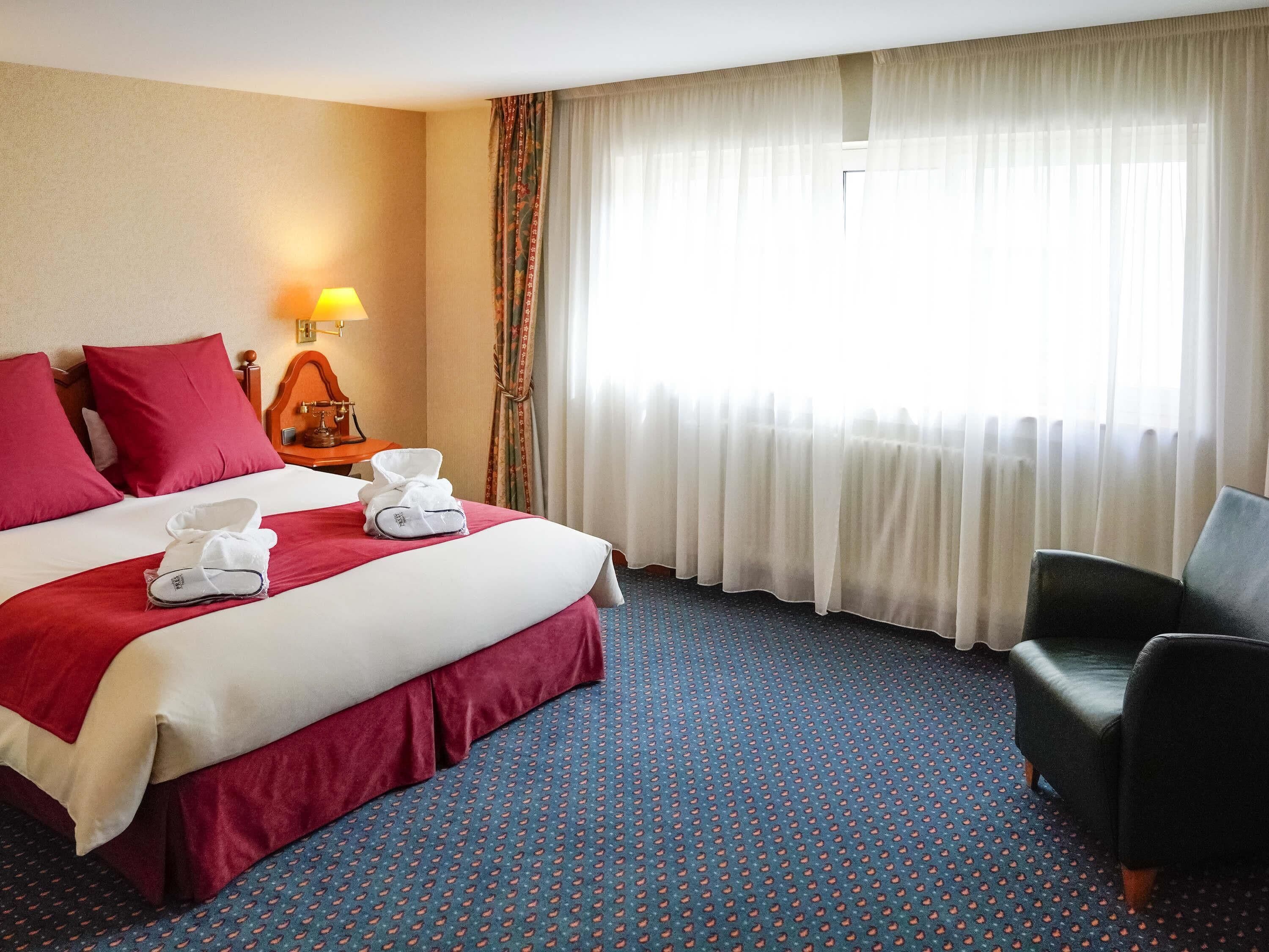 Down comforters, minibar, in-room safe, desk