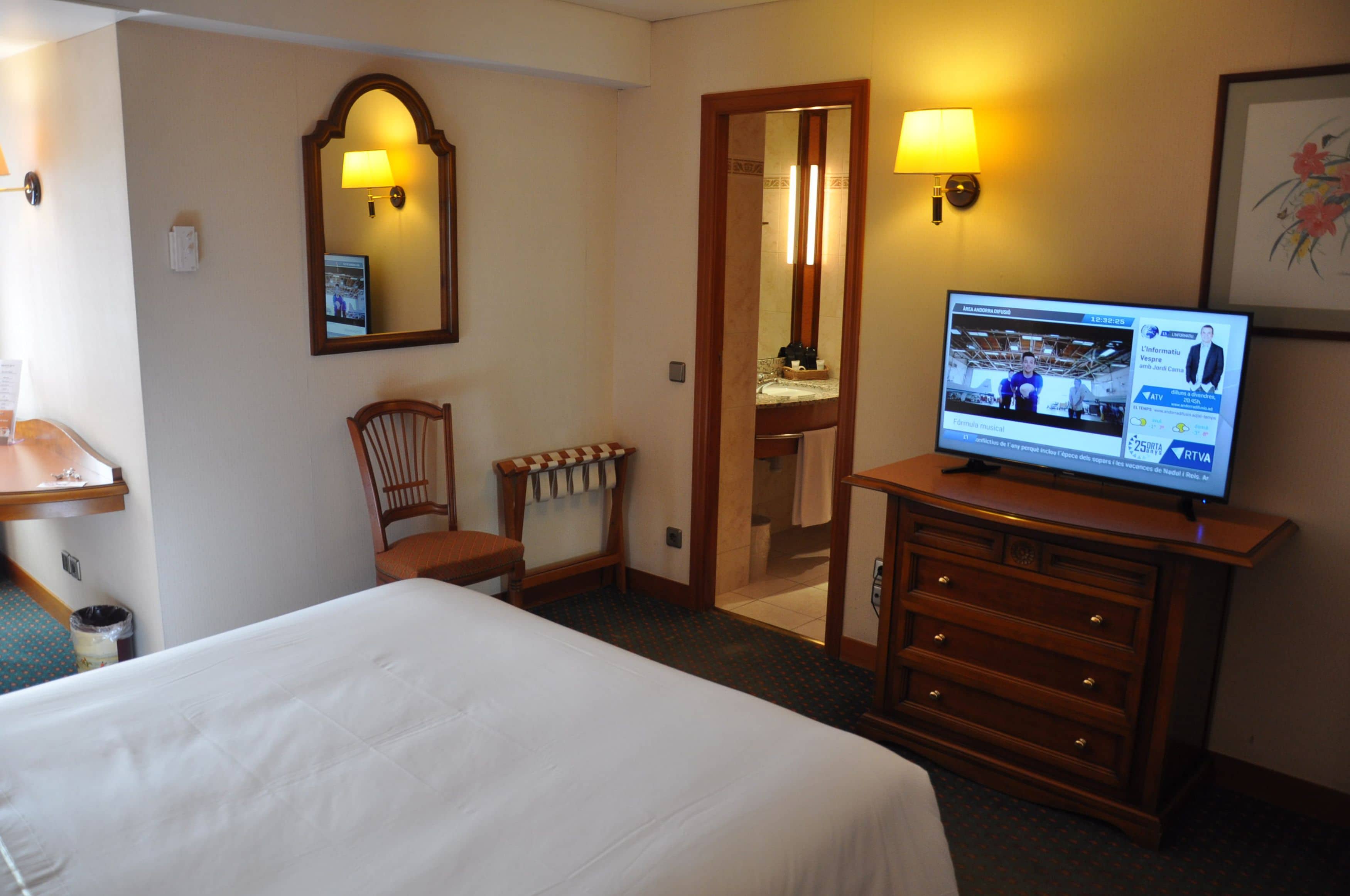 Edredones de plumas, minibar, caja fuerte y escritorio