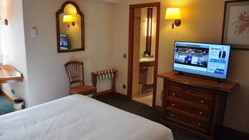 Edredones de plumas, minibar, caja fuerte y escritorio