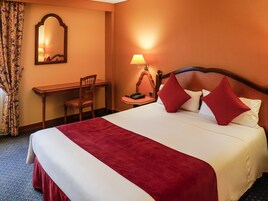 Cubrecamas, minibar, caja de seguridad en la habitación y escritorio 