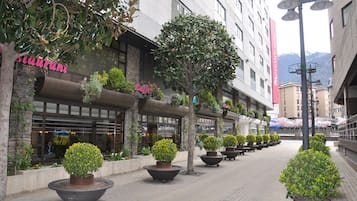 Un pasillo de hotel con plantas en macetas, un letrero que dice 'Staurani' y un restaurante 'Buffer'.
