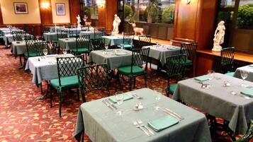 3 restaurantes; se sirven desayunos, comidas y cenas