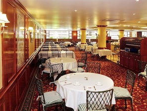 3 restaurants servant le petit déjeuner, spécialités Cuisine espagnole