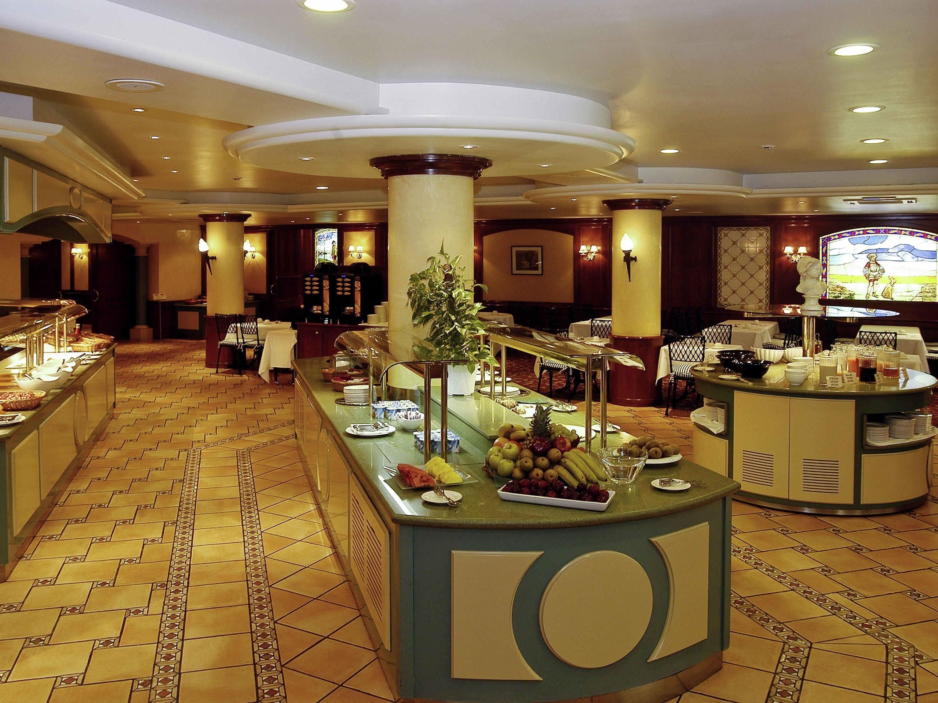 3 restaurants, breakfast, lunch, dinner served; spanish cuisine