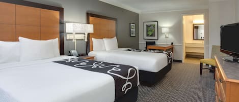 客房, 2 张双人床, 无障碍, 无烟房 | 高档床上用品、办公桌、遮光窗帘、熨斗/熨衣板