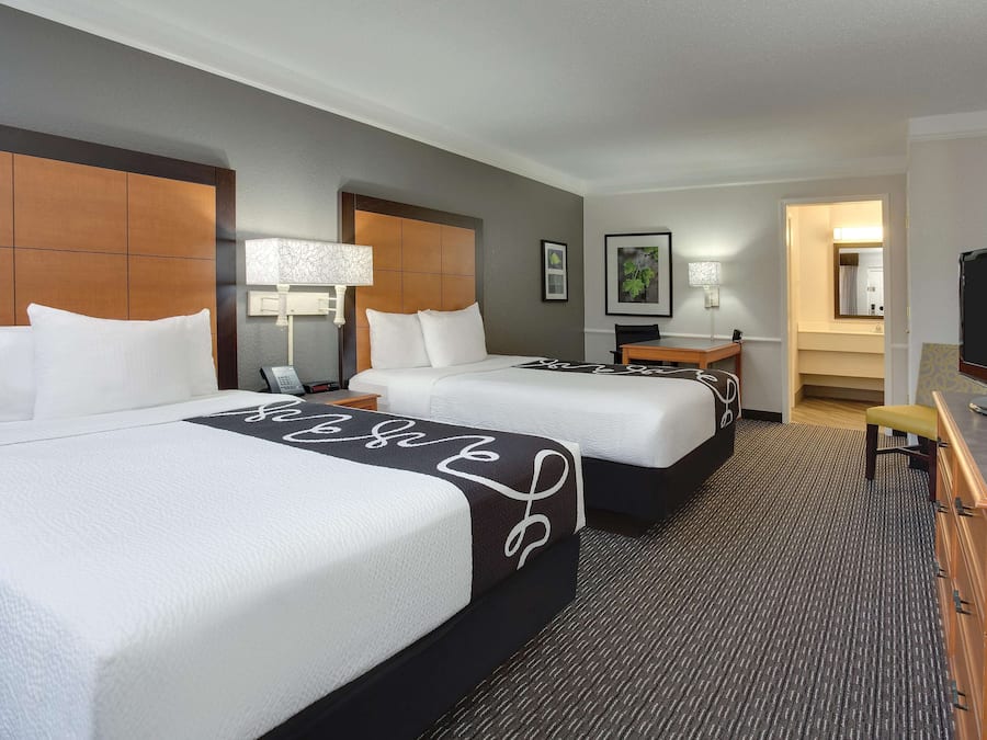 Literie de qualité supérieure, bureau, rideaux occultants