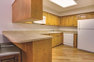 Ropa de cama de alta calidad, escritorio y cortinas blackout