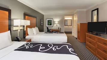Roupas de cama premium, escrivaninha, cortinas blackout