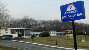 Property grounds - Americas Best Value Inn Smithtown Long Island (Smithtown)