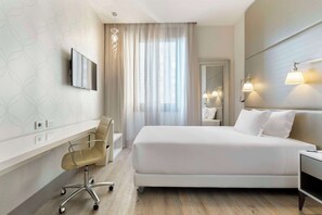 Superior Single Room | Minibar, in-room safe, desk, laptop workspace