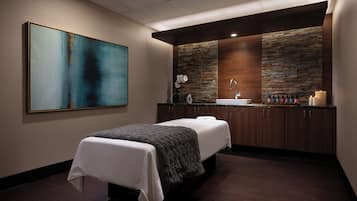 Parihoitohuone(ita), sauna, höyrysauna, vartalohoitoja