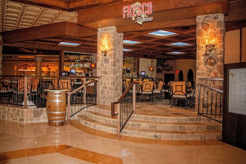13 ristoranti, aperti a colazione, a pranzo e a cena, cucina americana
