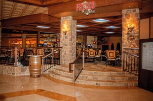 13 restaurantes; se sirve desayuno, almuerzo y cena; cocina americana