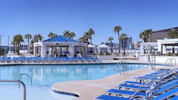 Ulkouima-allas avoinna 10.00–19.00, maksullisia cabañoita