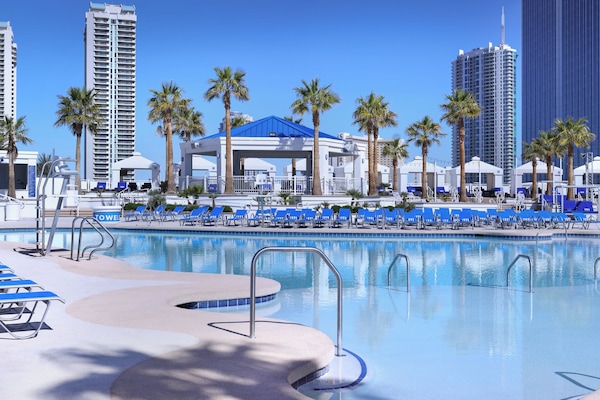 Piscine extérieure, tentes de plage, parasols de plage