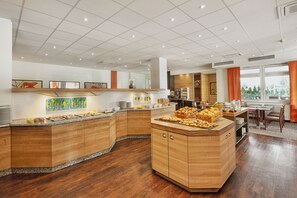 Desayuno buffet diario (EUR 15 por persona)