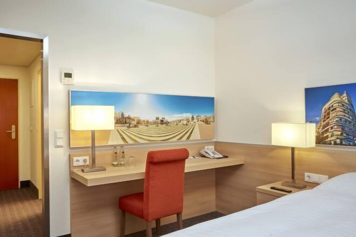 Roupas de cama antialérgicas, escrivaninha, cortinas blackout