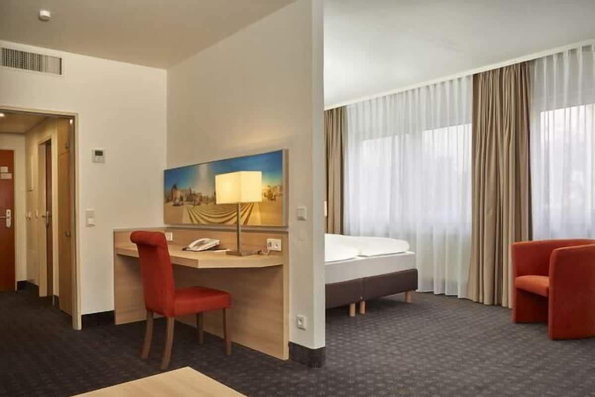 Roupas de cama antialérgicas, escrivaninha, cortinas blackout