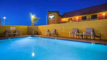 室外泳池;09:00 至 21:00 開放;躺椅