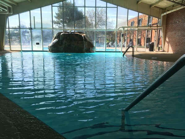 Piscine intérieure, piscine extérieure, chaises longues