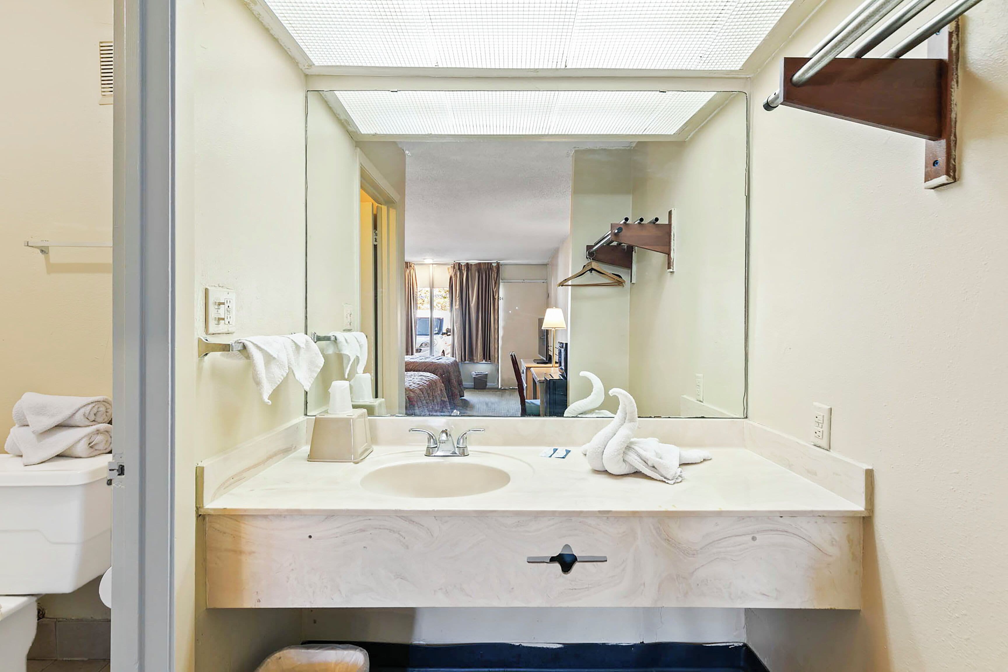 Habitación, 2 camas Queen size, para no fumadores | Baño | Amenidades de baño gratuitas y toallas 