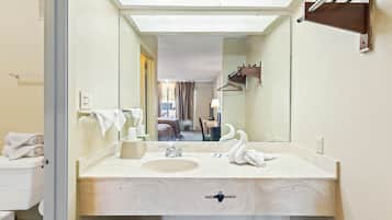 Habitación, 2 camas Queen size, para no fumadores | Baño | Amenidades de baño gratuitas y toallas