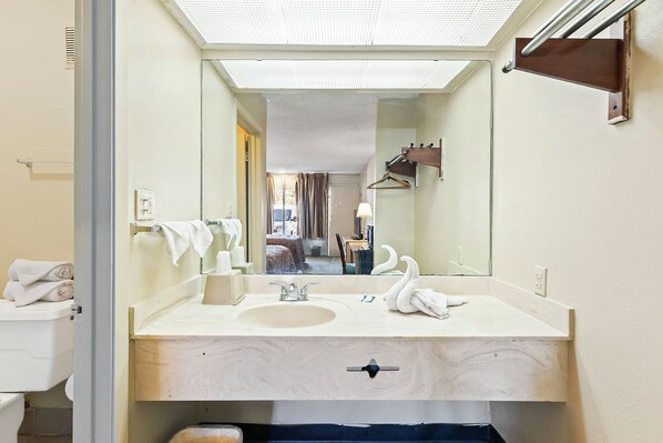 Habitación, 2 camas Queen size, para no fumadores | Baño | Amenidades de baño gratuitas y toallas 