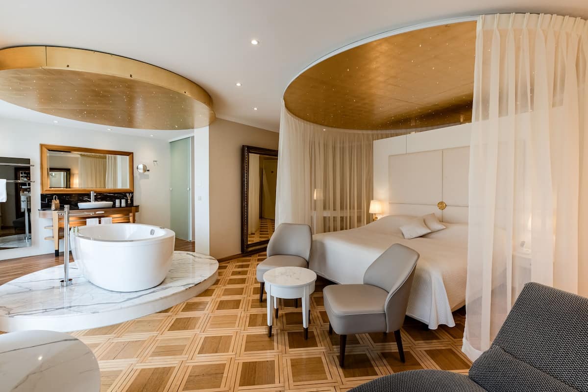 romantic suite, 1 king bed, balcony, river view | hypo-allergenic bedding, minibar, in-room safe, desk